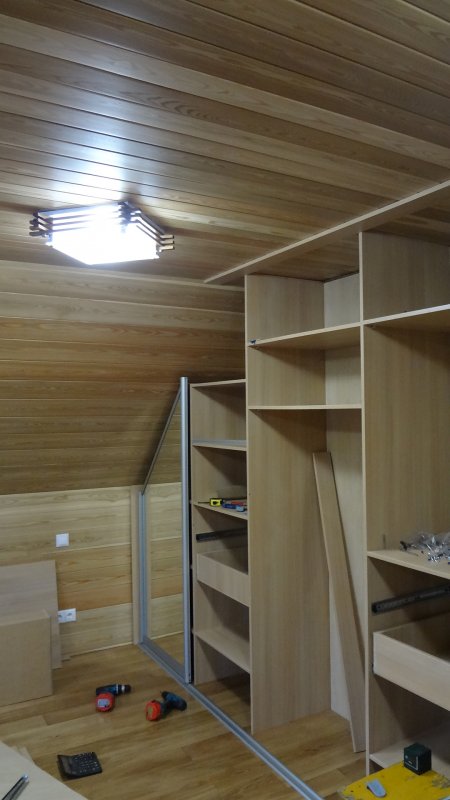 Встроенные шкафы на мансарде