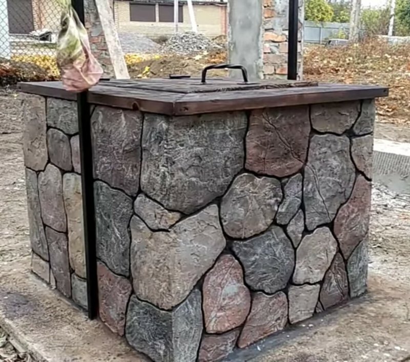 Колодец отделанный камнем