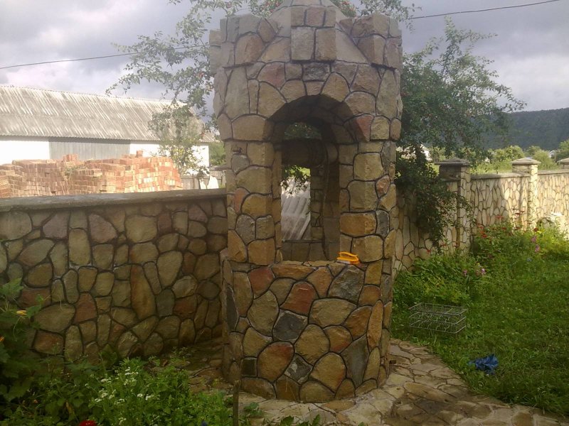 Поделка для сада колодец из камушков