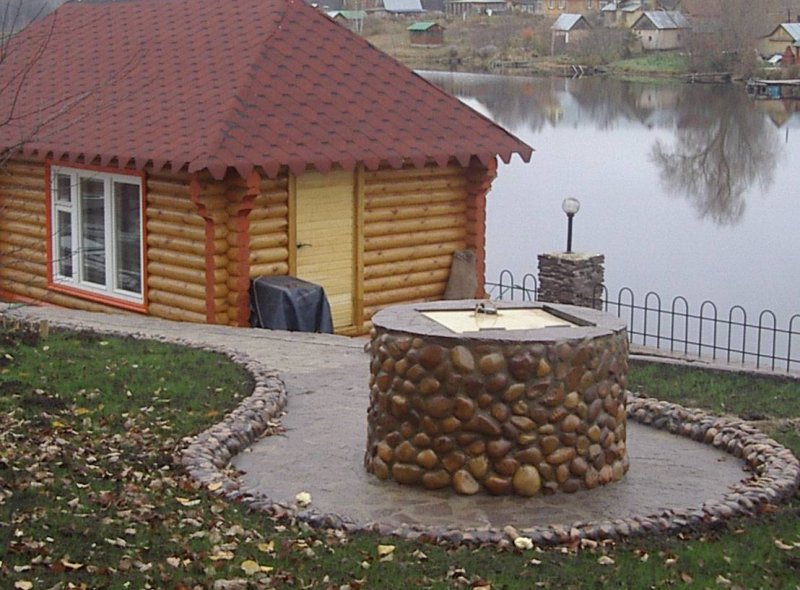 Колодец отделанный камнем