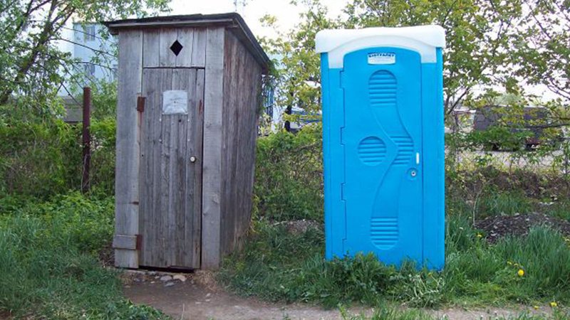 Уличный туалет голубой