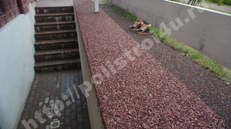 Бетонный отвод для воды у дороги