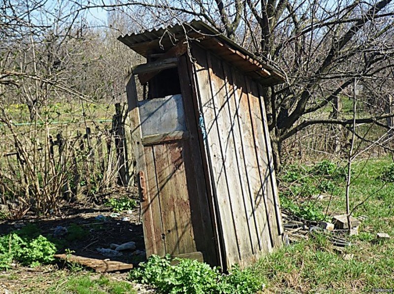 Деревенский уличный туалет