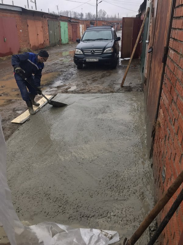 Бетонная площадка перед гаражом