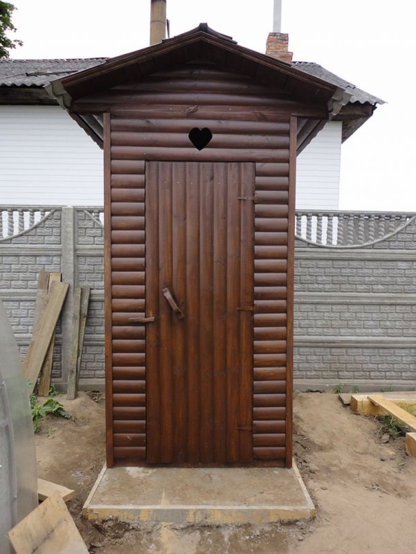 Уличный туалет из камня