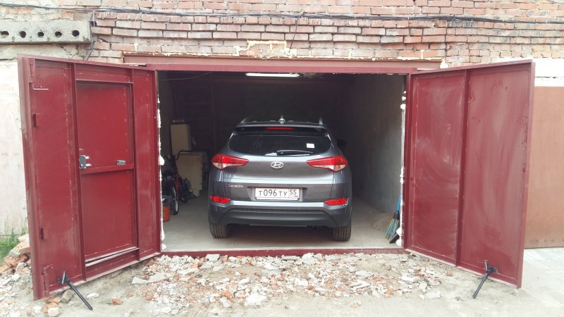 Автомобиль въезжает в гараж