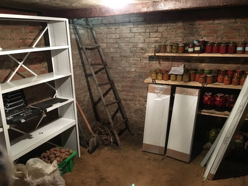 Стеллаж для банок в гараже
