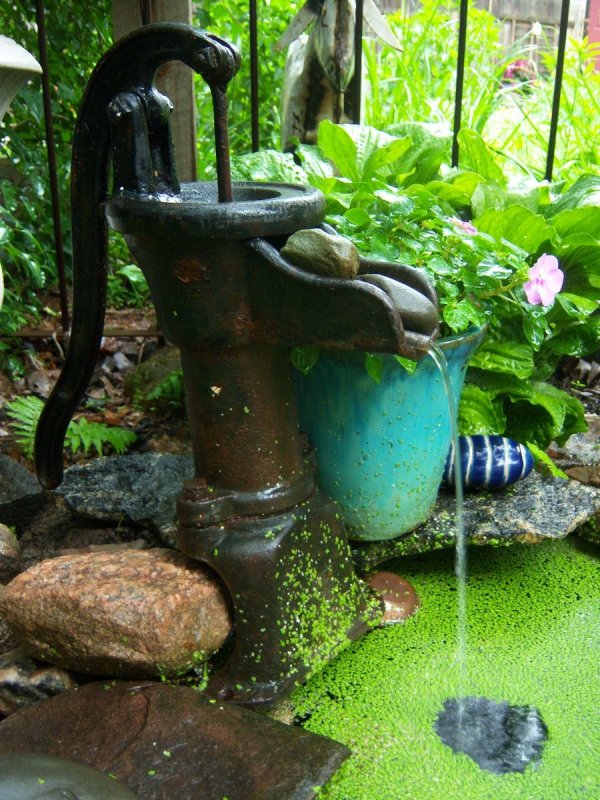 Водяная колонка на дачном участке