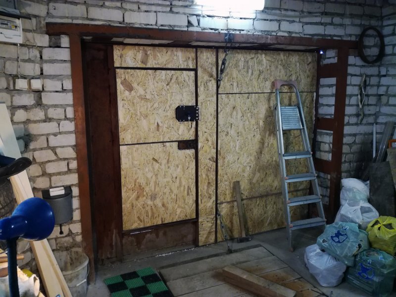 Гаражные ворота изнутри