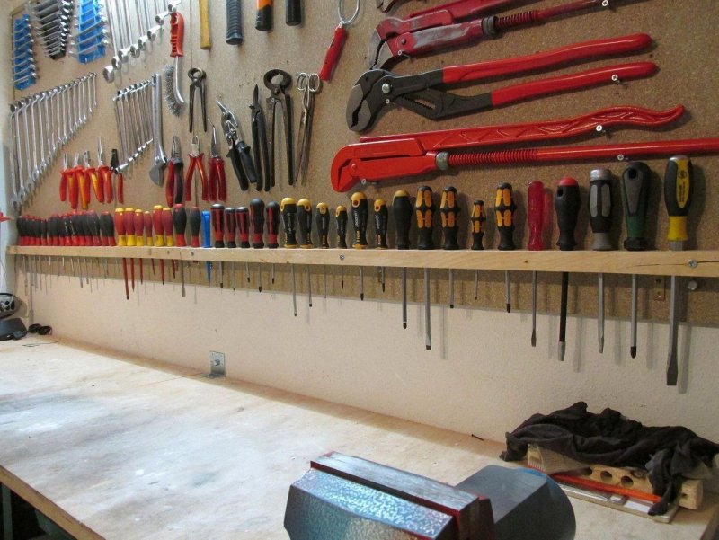 Крепеж для инструмента в гараже