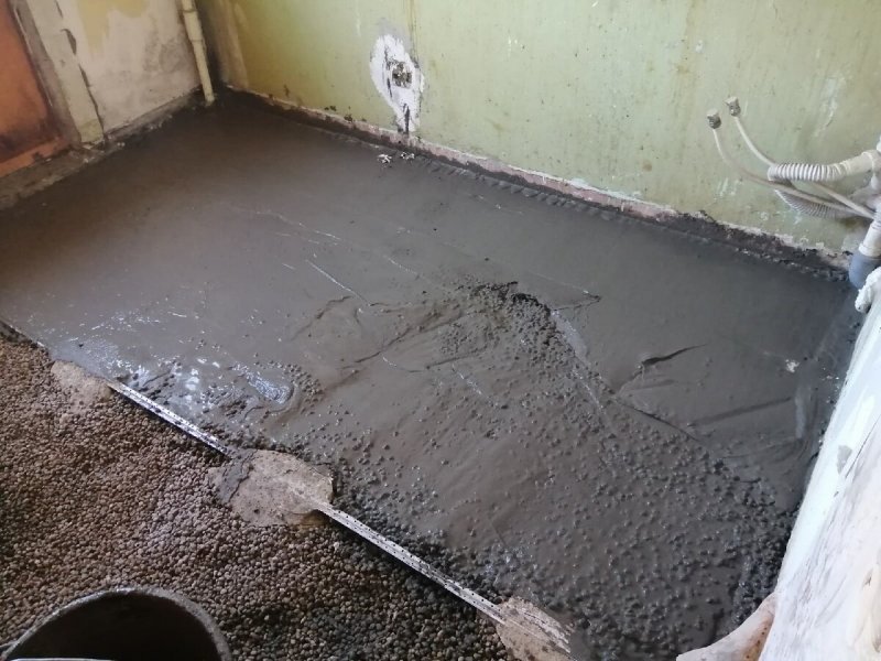Заливка стяжки пола в квартире