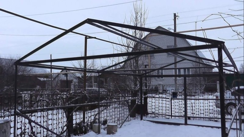 Металлический каркас крыши гаража