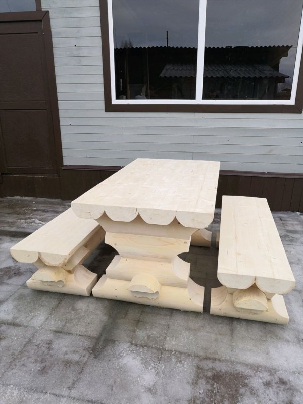 Стол и скамейки из бревна