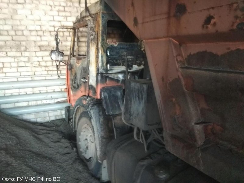 КАМАЗ на ремонте в гараже