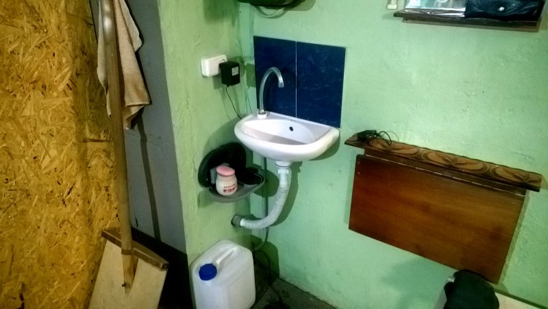 Маленький рукомойник в гараже