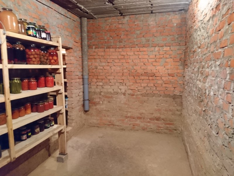 Стеллажи в подвале гаража