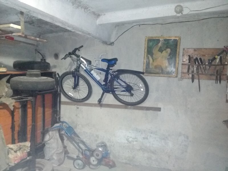 Велосипед в гараже заваленный