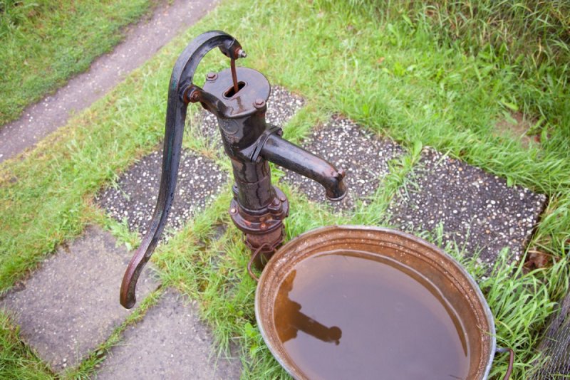 Водяная колонка на дачном участке