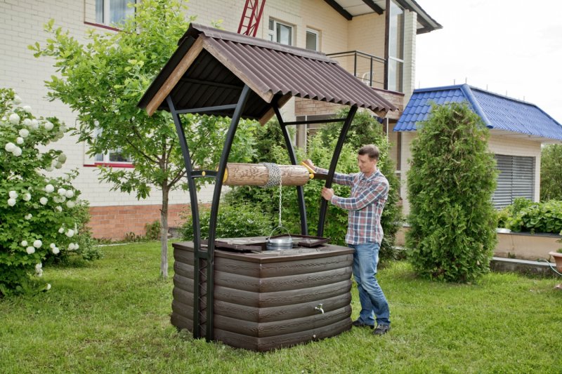 Красивый колодец на даче