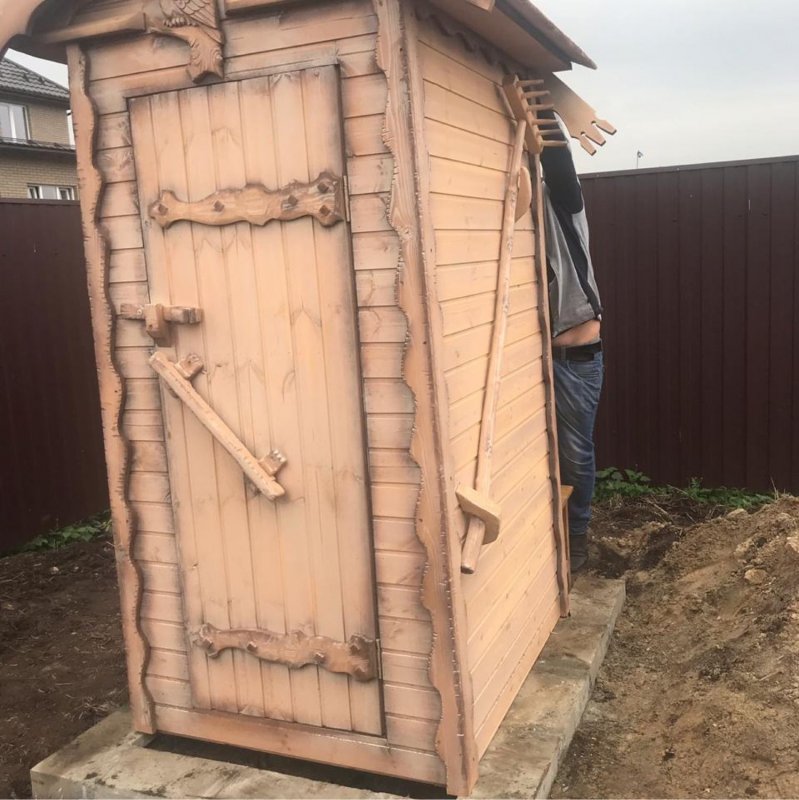 Оригинальный деревянный туалет