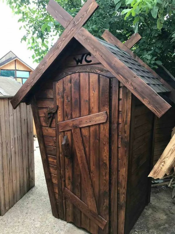 Красивый деревянный туалет