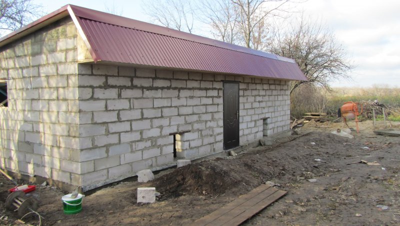 Сарай с гаражом из газобетона