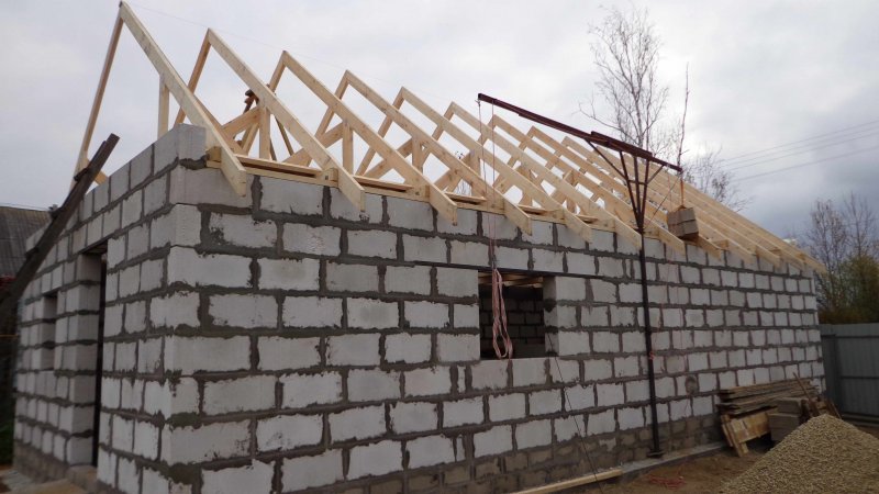 Сарай с гаражом из газобетона