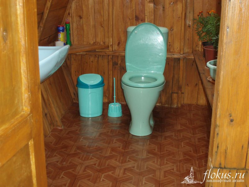 Туалет на даче с унитазом