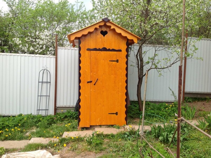 Красивый дачный туалет