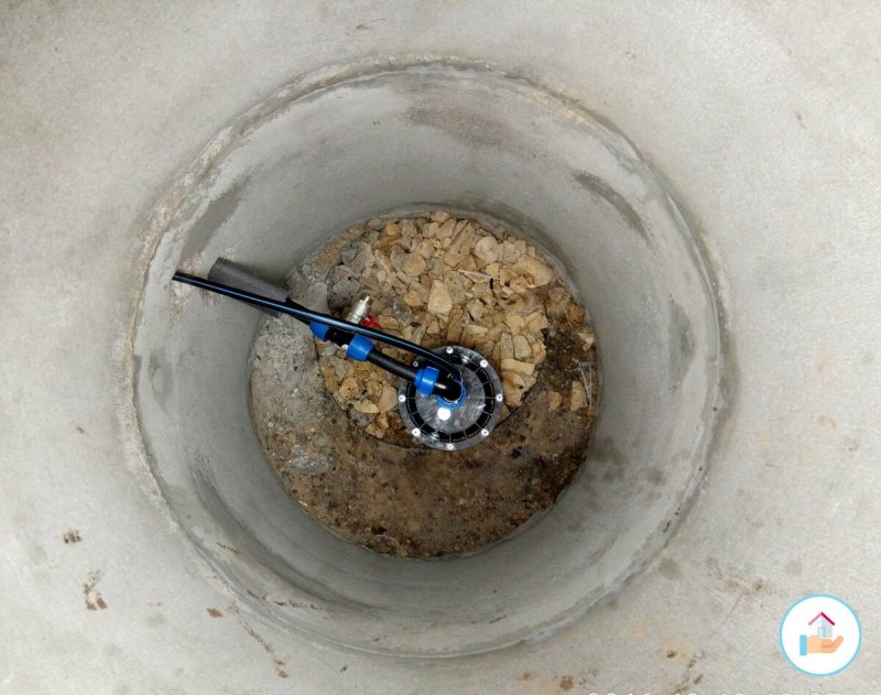 Кран для слива воды из системы водоснабжения в колодце