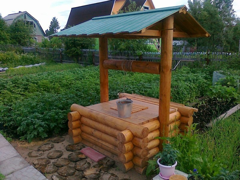 Колодезный домик из бревен