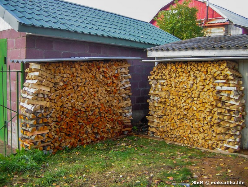 Складывать дрова в поленницу