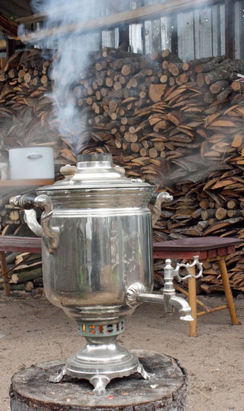 Самовар пыхтит