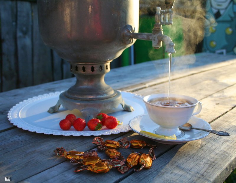 Самовар с чашками