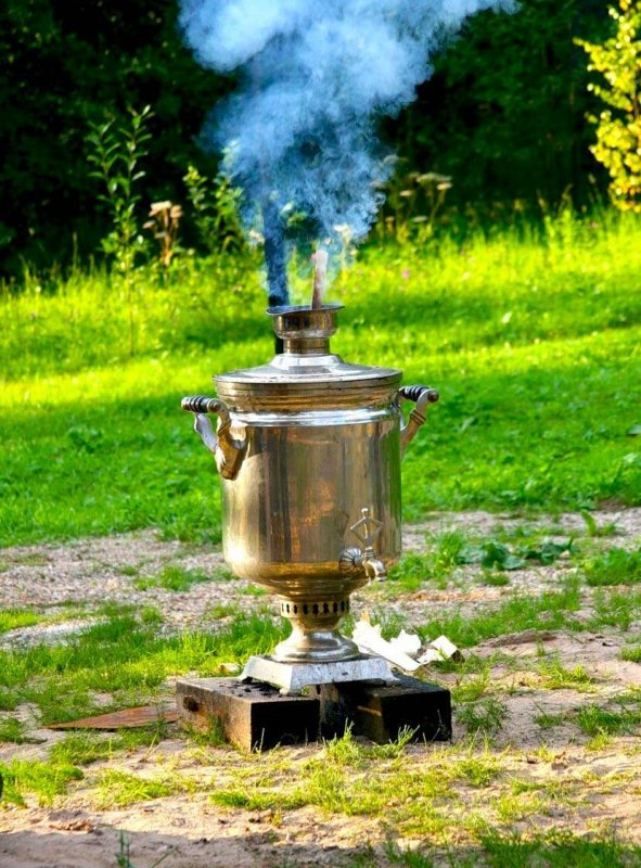 Старинный самовар с трубой