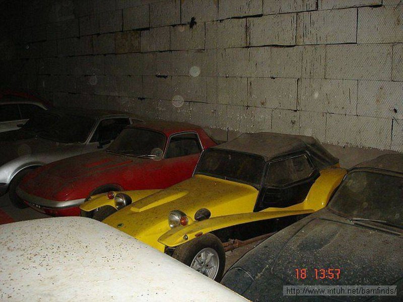 Заброшенный склад автомобилей