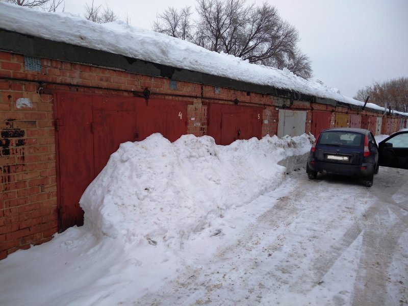 Гараж в сугробе