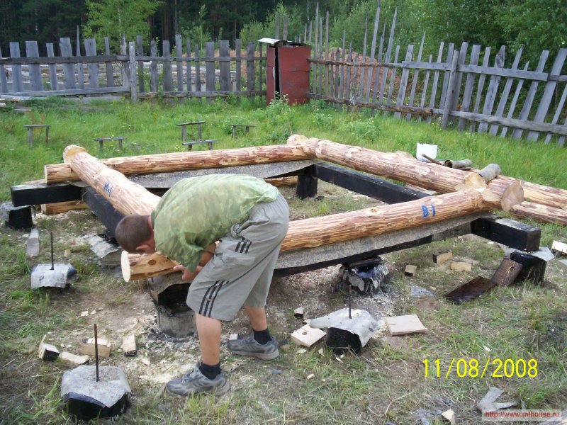 Фундамент из бревен для беседки
