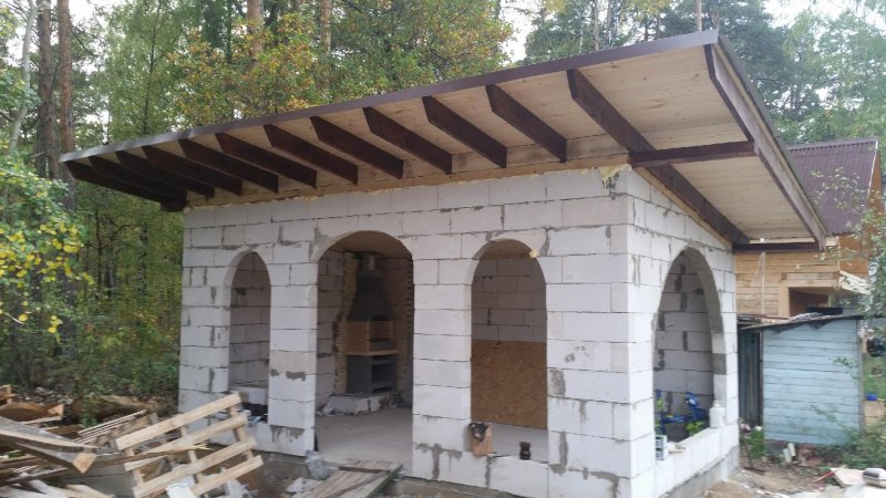 Беседка из шлакоблока с мангалом