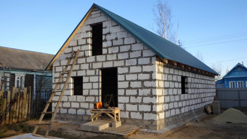 Сарай из блока с мансардой