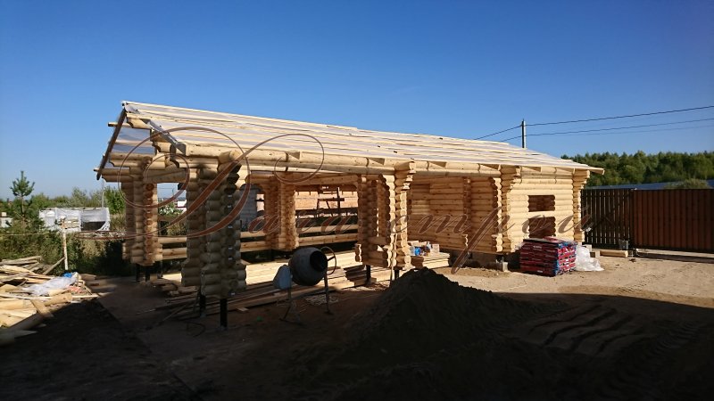 Гараж из оцилиндрованного бревна