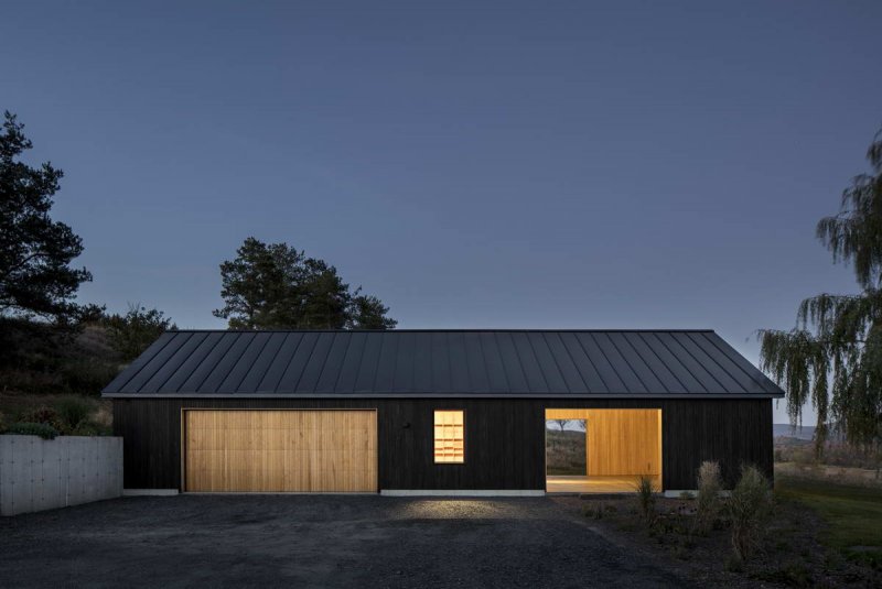 Дом-сарай Barn House с солнечными батареями