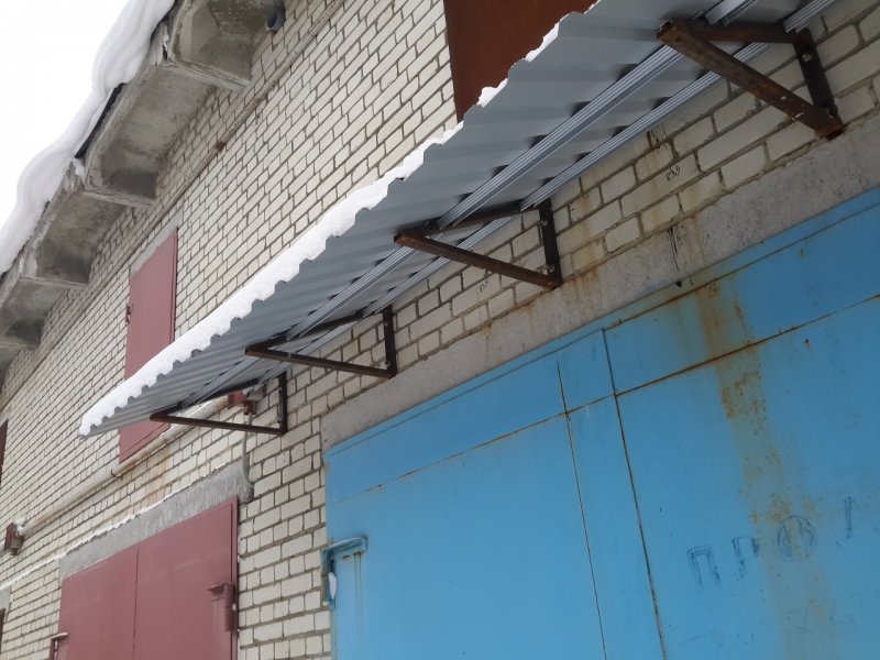 Навес над воротами гаража