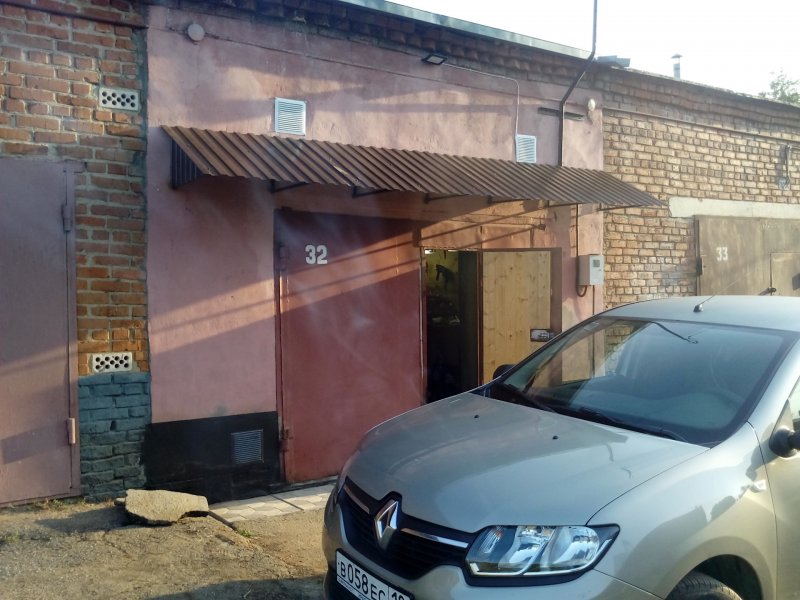 Маленький козырек над воротами гаража