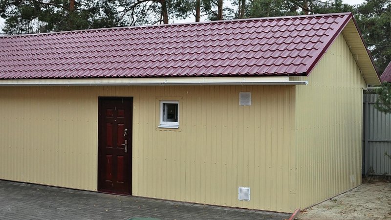 Обшить сарай профлистом