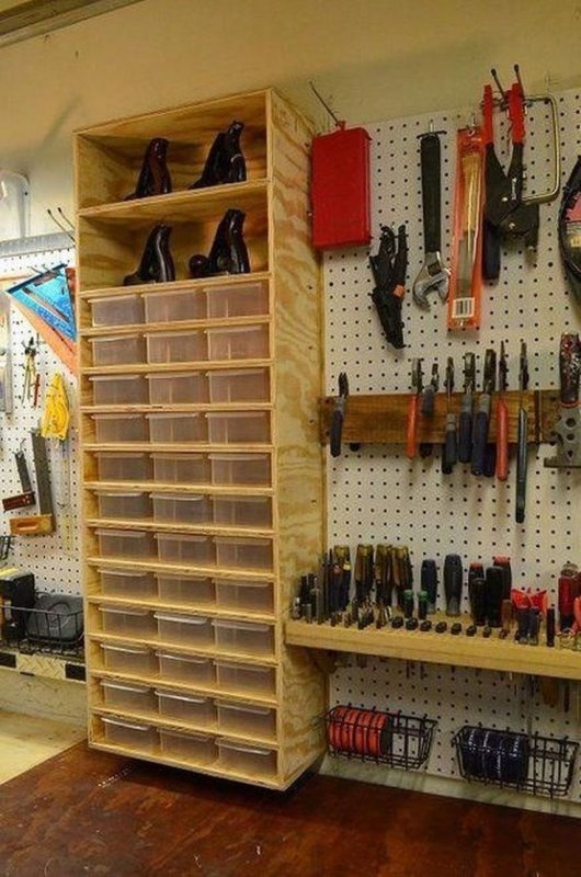 Стеллаж для инструмента в гараже