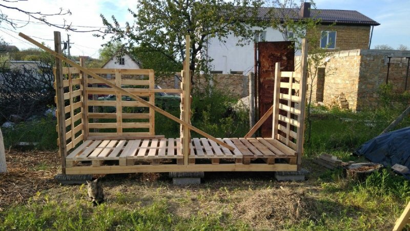 Дровник в бане из палет