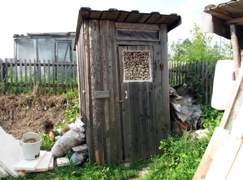 Старый дачный туалет