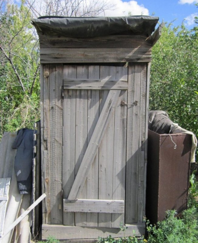 Деревянный деревенский туалет