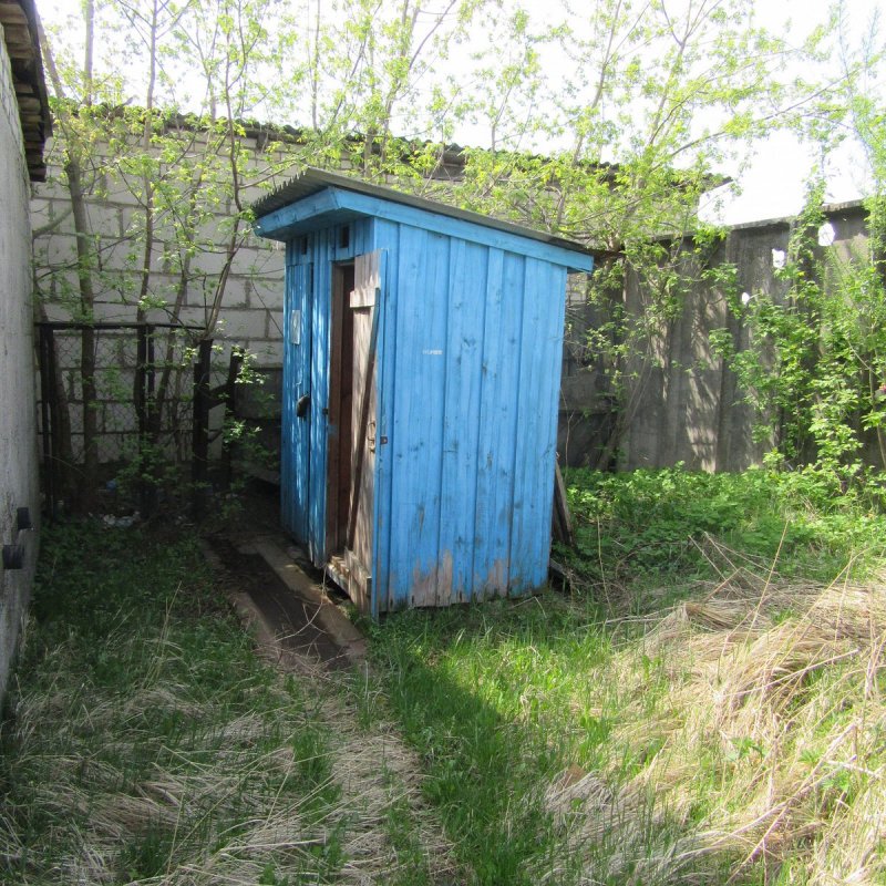 Старый деревянный туалет
